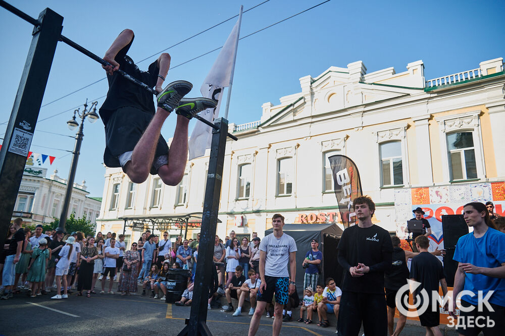В Омске весело и с размахом отметили День России! Лодки бороздили водную гладь Иртыша, по Любинскому прошёлся "Парад национальностей", а служилые люди стояли "на страже" южных границ. Фото: Илья Петров