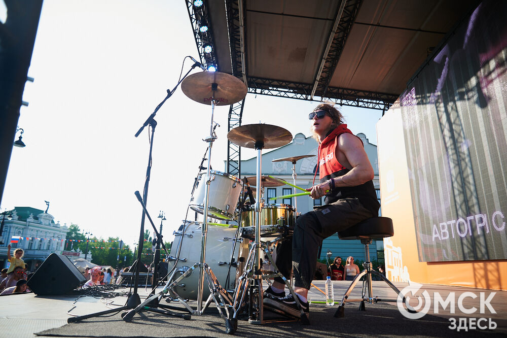 В Омске весело и с размахом отметили День России! Лодки бороздили водную гладь Иртыша, по Любинскому прошёлся "Парад национальностей", а служилые люди стояли "на страже" южных границ. Фото: Илья Петров