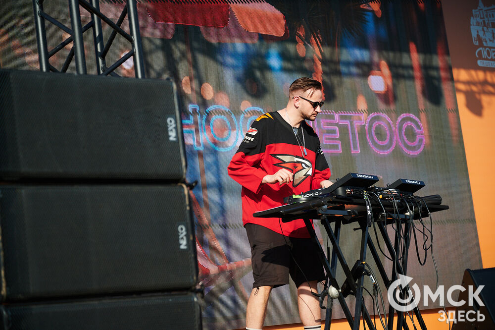 В Омске весело и с размахом отметили День России! Лодки бороздили водную гладь Иртыша, по Любинскому прошёлся "Парад национальностей", а служилые люди стояли "на страже" южных границ. Фото: Илья Петров