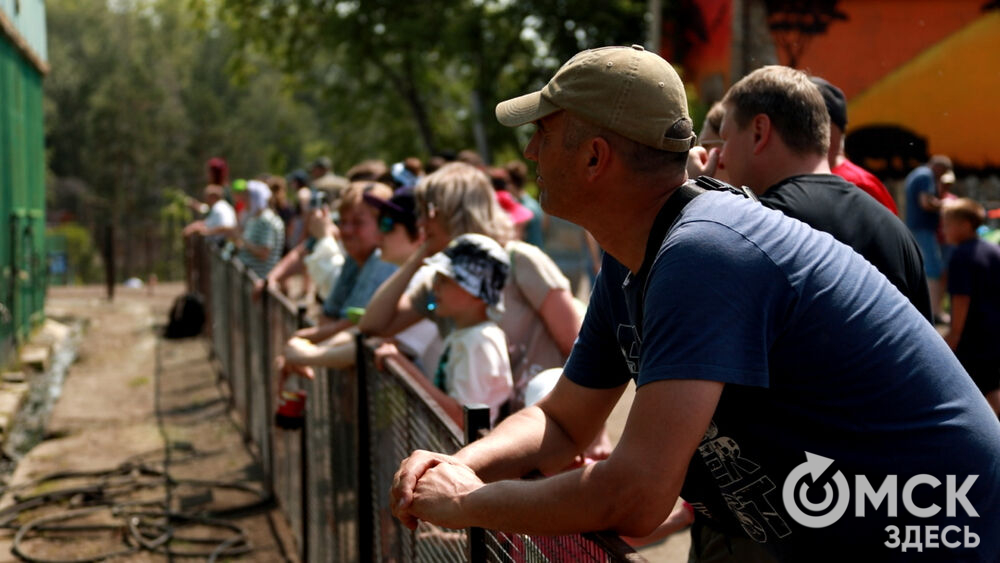 Большереченский зоопарк устроил для гостей показательные кормления хищников.