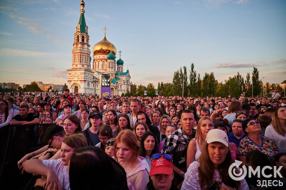 Десятки тысяч горожан посмотрели первый большой концерт в День молодёжи на Соборной площади. Фото: Илья Петров