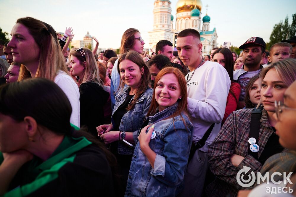 Десятки тысяч горожан посмотрели первый большой концерт в День молодёжи на Соборной площади. Фото: Илья Петров