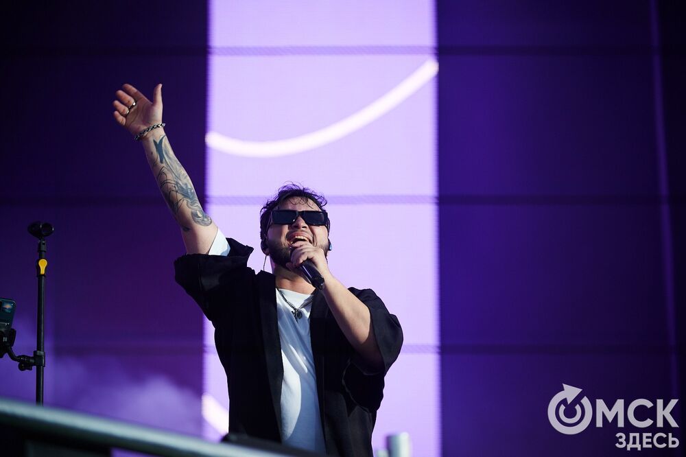 Десятки тысяч горожан посмотрели первый большой концерт в День молодёжи на Соборной площади. Фото: Илья Петров