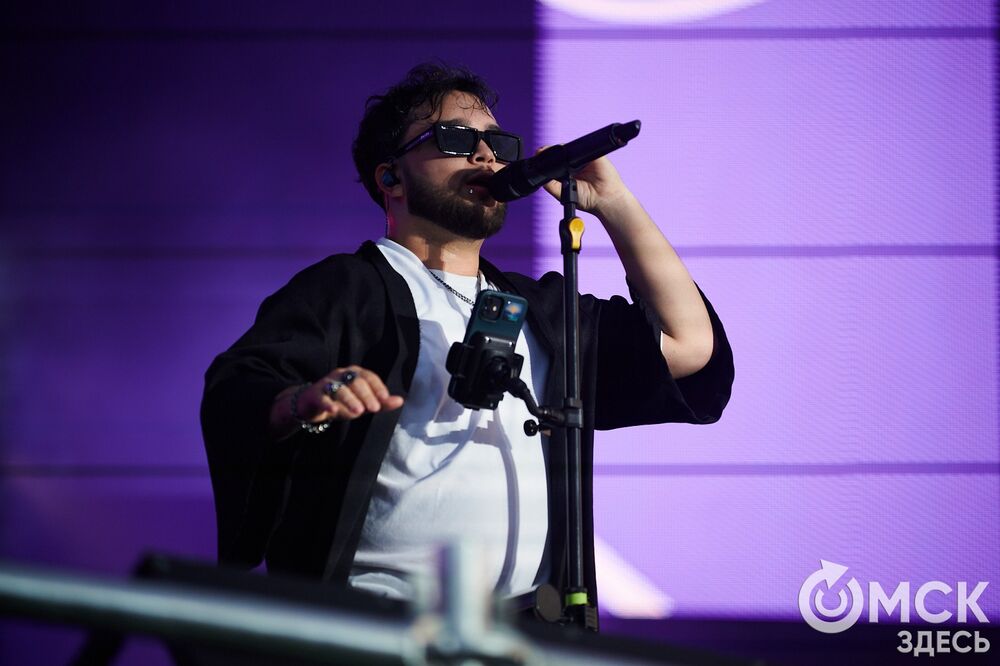 Десятки тысяч горожан посмотрели первый большой концерт в День молодёжи на Соборной площади. Фото: Илья Петров