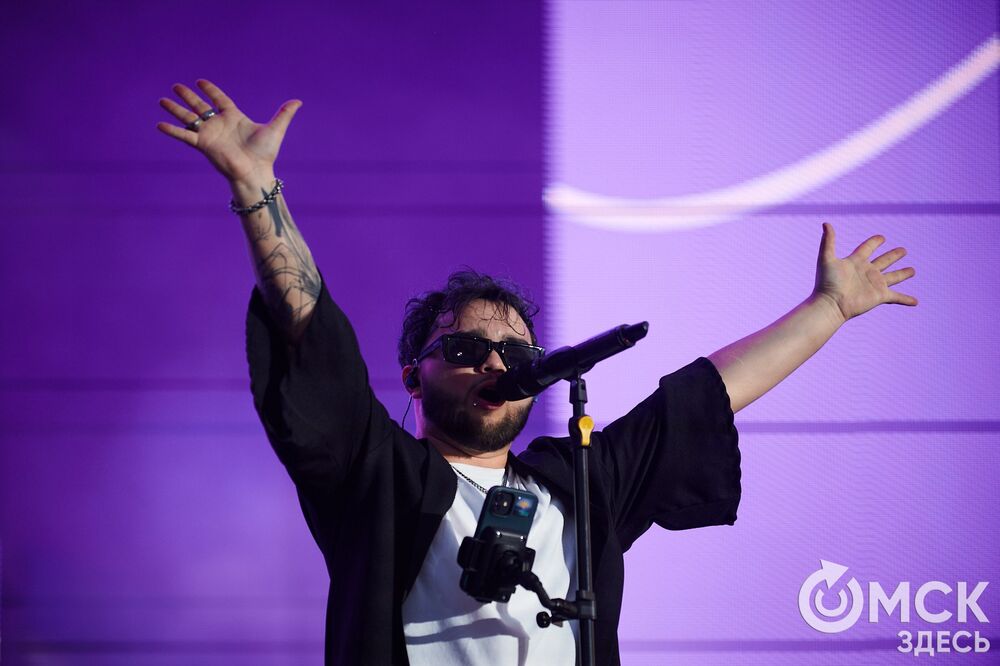 Десятки тысяч горожан посмотрели первый большой концерт в День молодёжи на Соборной площади. Фото: Илья Петров