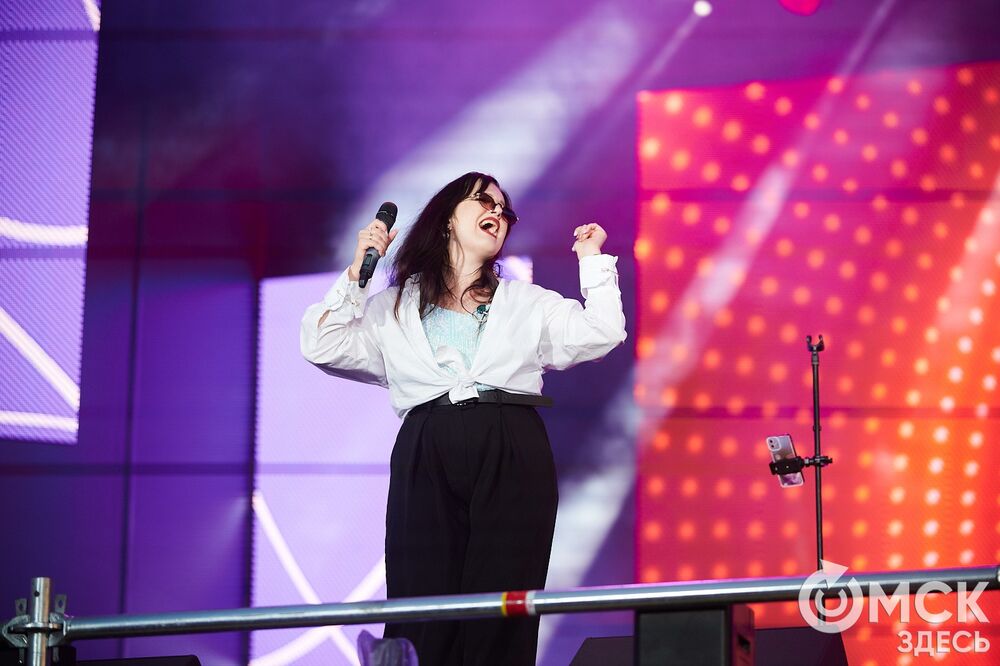 Десятки тысяч горожан посмотрели первый большой концерт в День молодёжи на Соборной площади. Фото: Илья Петров