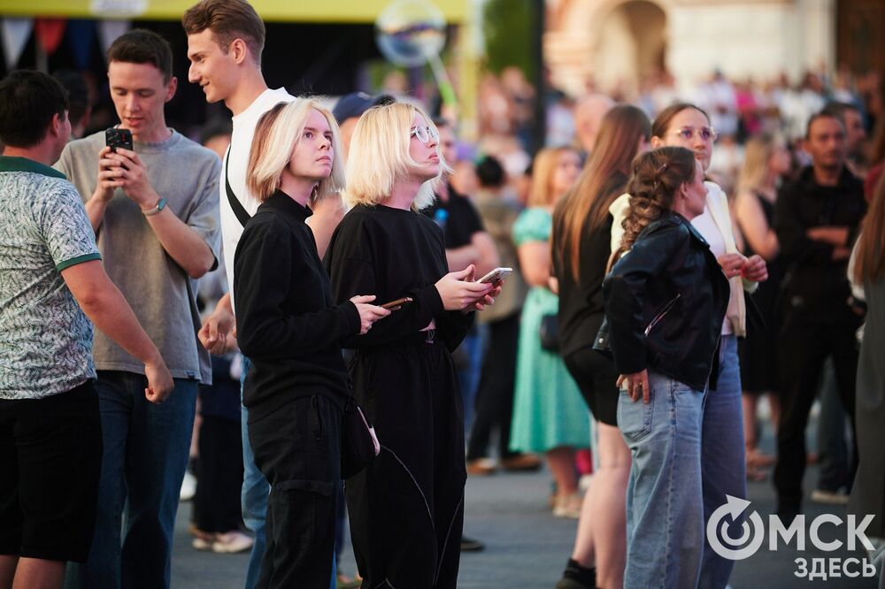 Десятки тысяч горожан посмотрели первый большой концерт в День молодёжи на Соборной площади. Фото: Илья Петров