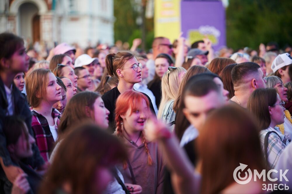 Десятки тысяч горожан посмотрели первый большой концерт в День молодёжи на Соборной площади. Фото: Илья Петров