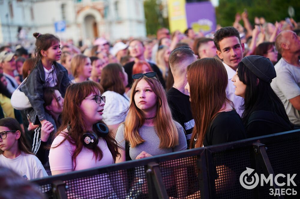 Десятки тысяч горожан посмотрели первый большой концерт в День молодёжи на Соборной площади. Фото: Илья Петров