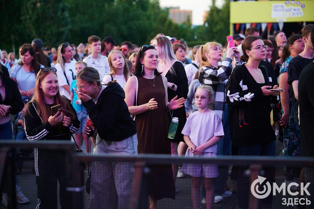 Десятки тысяч горожан посмотрели первый большой концерт в День молодёжи на Соборной площади. Фото: Илья Петров