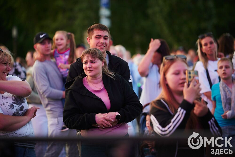 Десятки тысяч горожан посмотрели первый большой концерт в День молодёжи на Соборной площади. Фото: Илья Петров