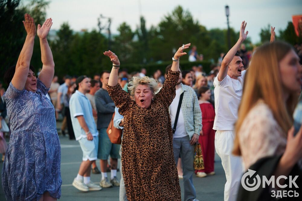 Десятки тысяч горожан посмотрели первый большой концерт в День молодёжи на Соборной площади. Фото: Илья Петров
