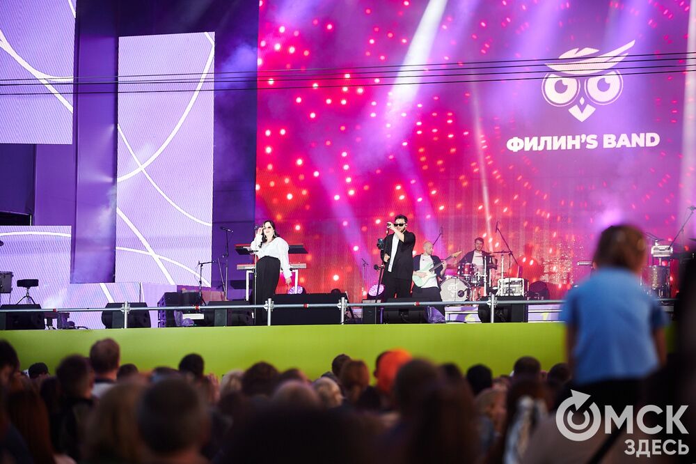 Десятки тысяч горожан посмотрели первый большой концерт в День молодёжи на Соборной площади. Фото: Илья Петров