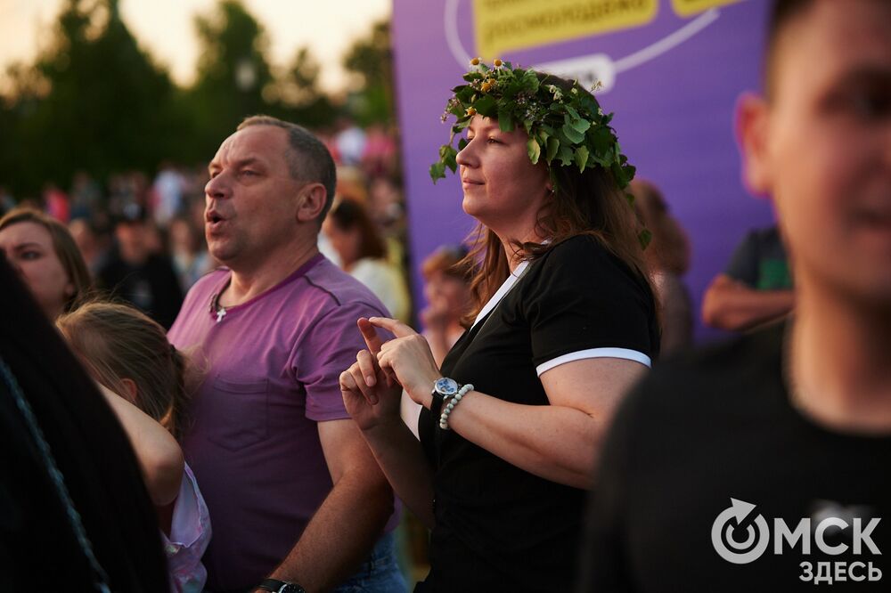 Десятки тысяч горожан посмотрели первый большой концерт в День молодёжи на Соборной площади. Фото: Илья Петров