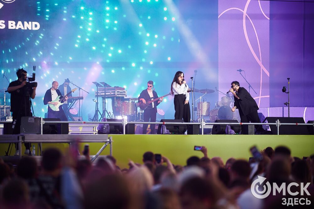 Десятки тысяч горожан посмотрели первый большой концерт в День молодёжи на Соборной площади. Фото: Илья Петров