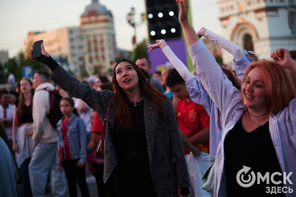 Десятки тысяч горожан посмотрели первый большой концерт в День молодёжи на Соборной площади. Фото: Илья Петров