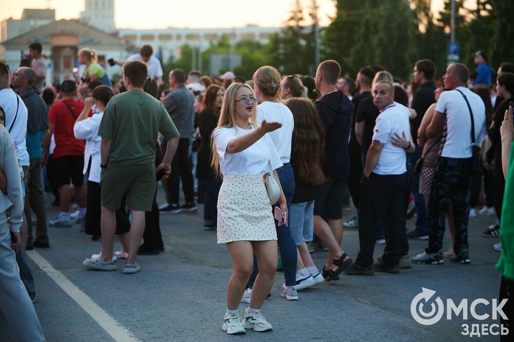 Десятки тысяч горожан посмотрели первый большой концерт в День молодёжи на Соборной площади. Фото: Илья Петров