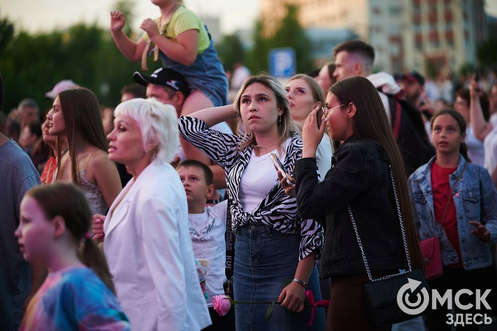 Десятки тысяч горожан посмотрели первый большой концерт в День молодёжи на Соборной площади. Фото: Илья Петров
