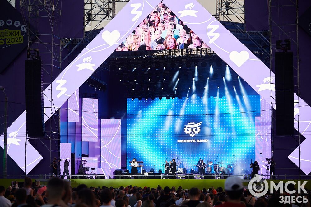 Десятки тысяч горожан посмотрели первый большой концерт в День молодёжи на Соборной площади. Фото: Илья Петров