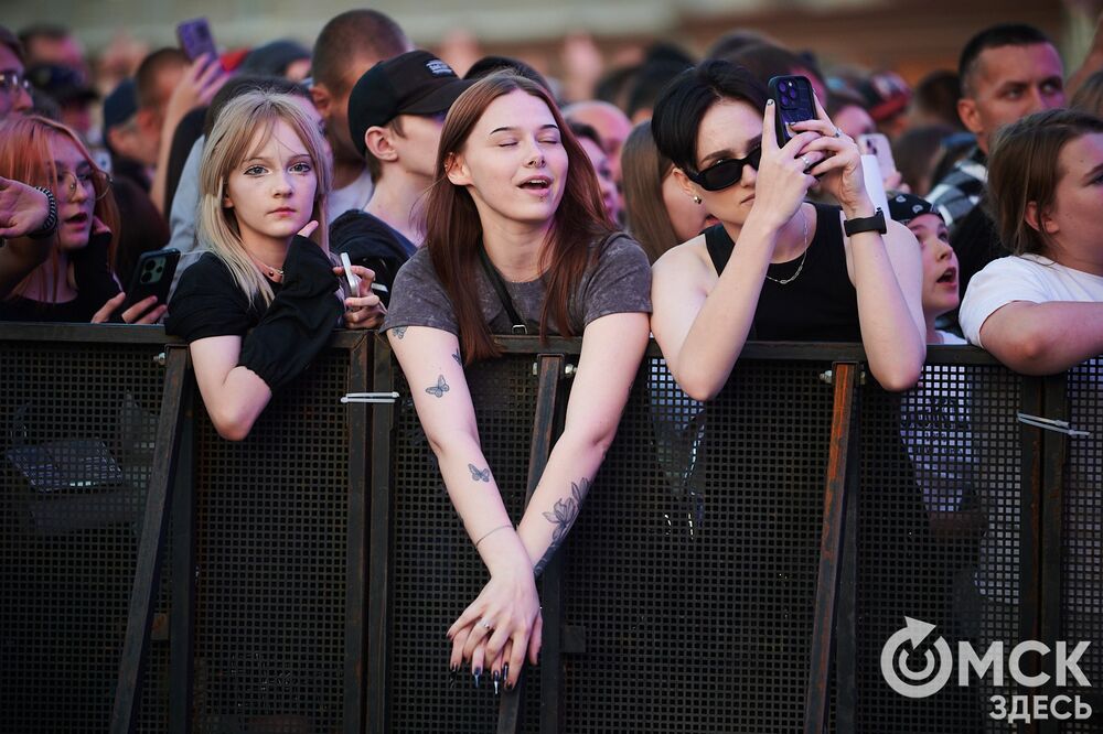 Десятки тысяч горожан посмотрели первый большой концерт в День молодёжи на Соборной площади. Фото: Илья Петров