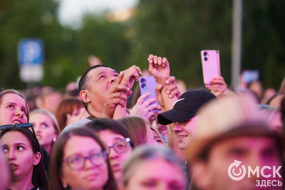 Десятки тысяч горожан посмотрели первый большой концерт в День молодёжи на Соборной площади. Фото: Илья Петров