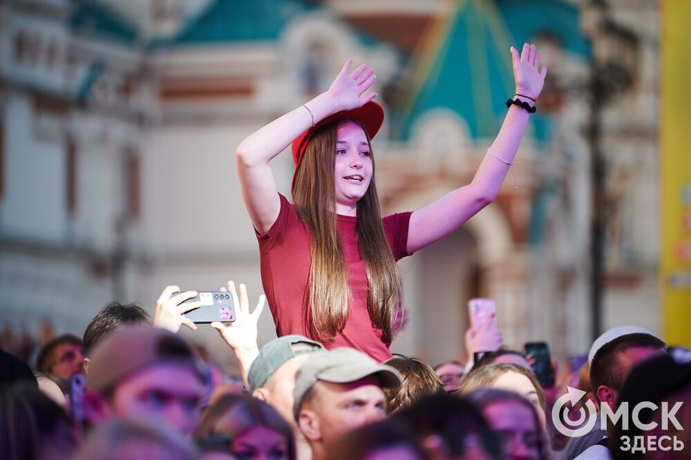 Десятки тысяч горожан посмотрели первый большой концерт в День молодёжи на Соборной площади. Фото: Илья Петров