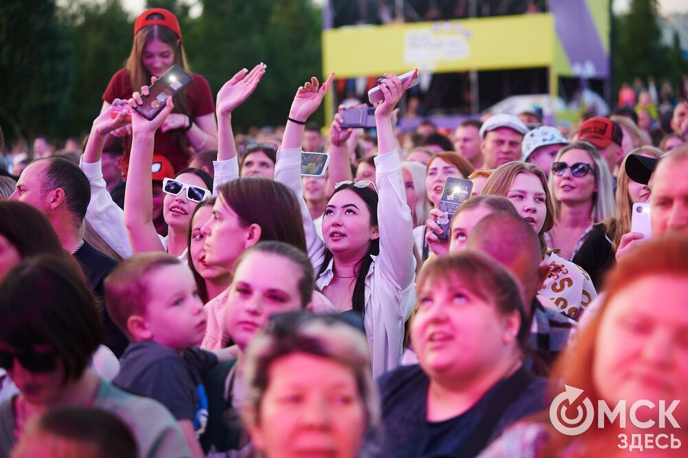 Десятки тысяч горожан посмотрели первый большой концерт в День молодёжи на Соборной площади. Фото: Илья Петров