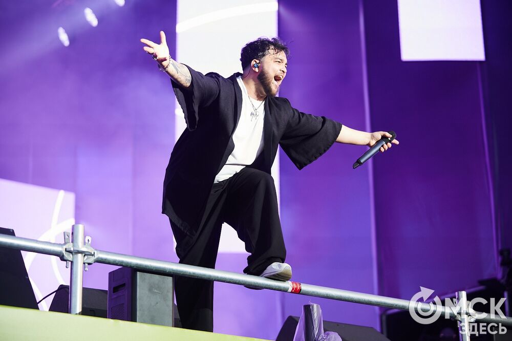 Десятки тысяч горожан посмотрели первый большой концерт в День молодёжи на Соборной площади. Фото: Илья Петров