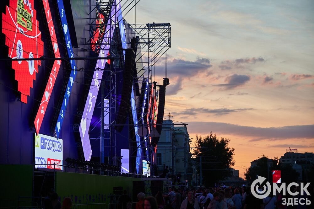 Десятки тысяч горожан посмотрели первый большой концерт в День молодёжи на Соборной площади. Фото: Илья Петров