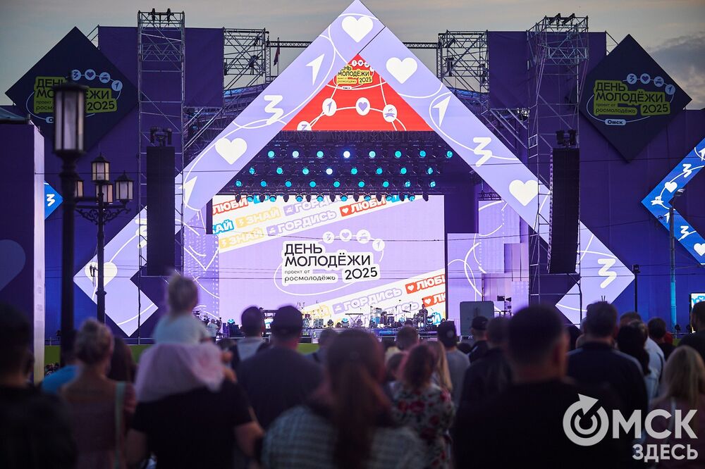 Десятки тысяч горожан посмотрели первый большой концерт в День молодёжи на Соборной площади. Фото: Илья Петров