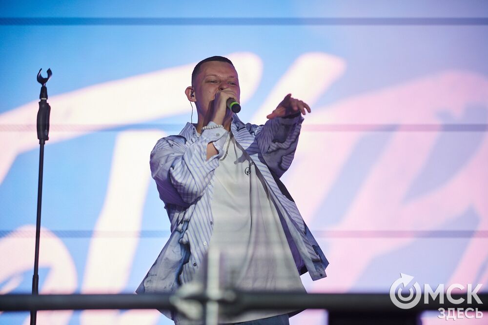 Десятки тысяч горожан посмотрели первый большой концерт в День молодёжи на Соборной площади. Фото: Илья Петров