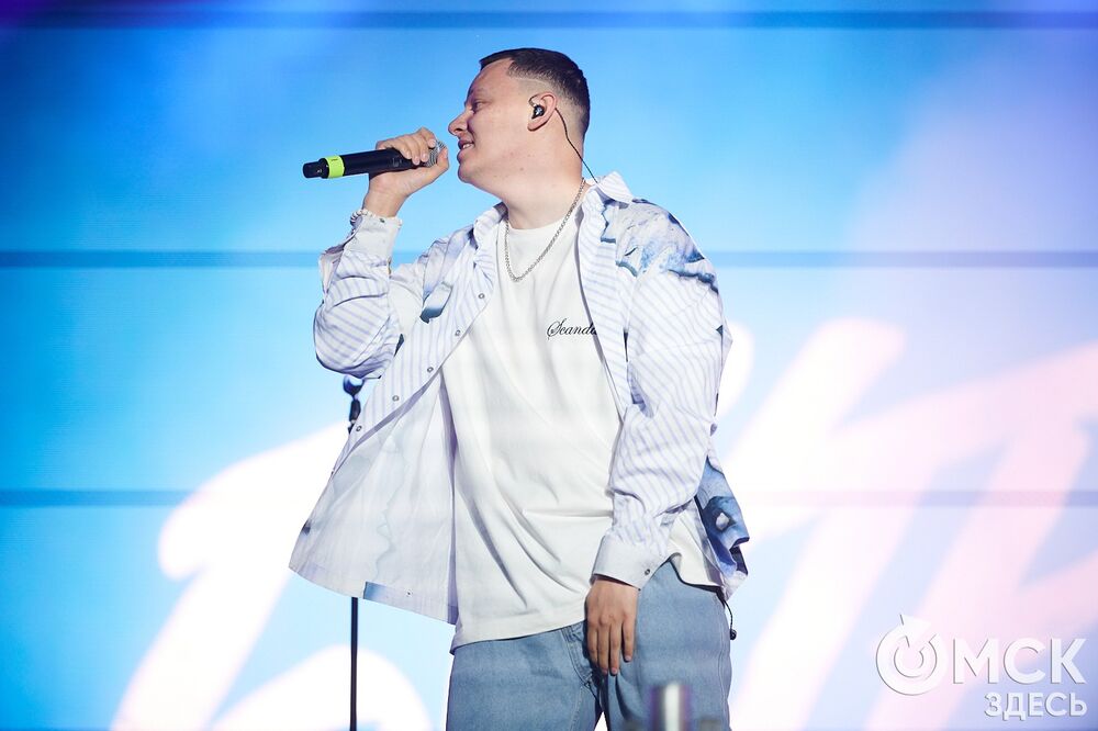 Десятки тысяч горожан посмотрели первый большой концерт в День молодёжи на Соборной площади. Фото: Илья Петров