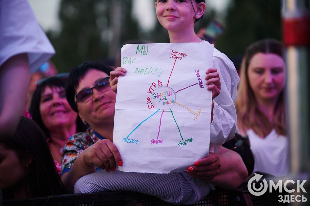 Десятки тысяч горожан посмотрели первый большой концерт в День молодёжи на Соборной площади. Фото: Илья Петров