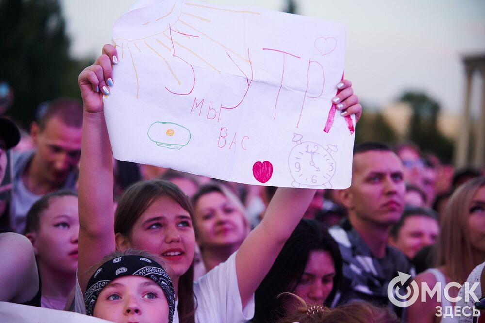 Десятки тысяч горожан посмотрели первый большой концерт в День молодёжи на Соборной площади. Фото: Илья Петров