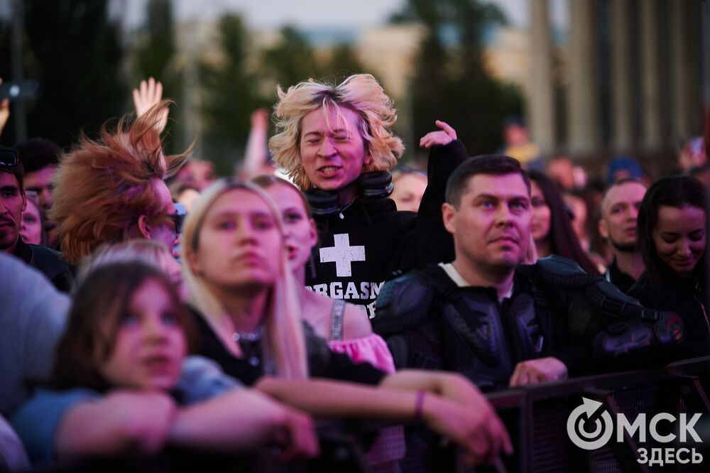 Десятки тысяч горожан посмотрели первый большой концерт в День молодёжи на Соборной площади. Фото: Илья Петров