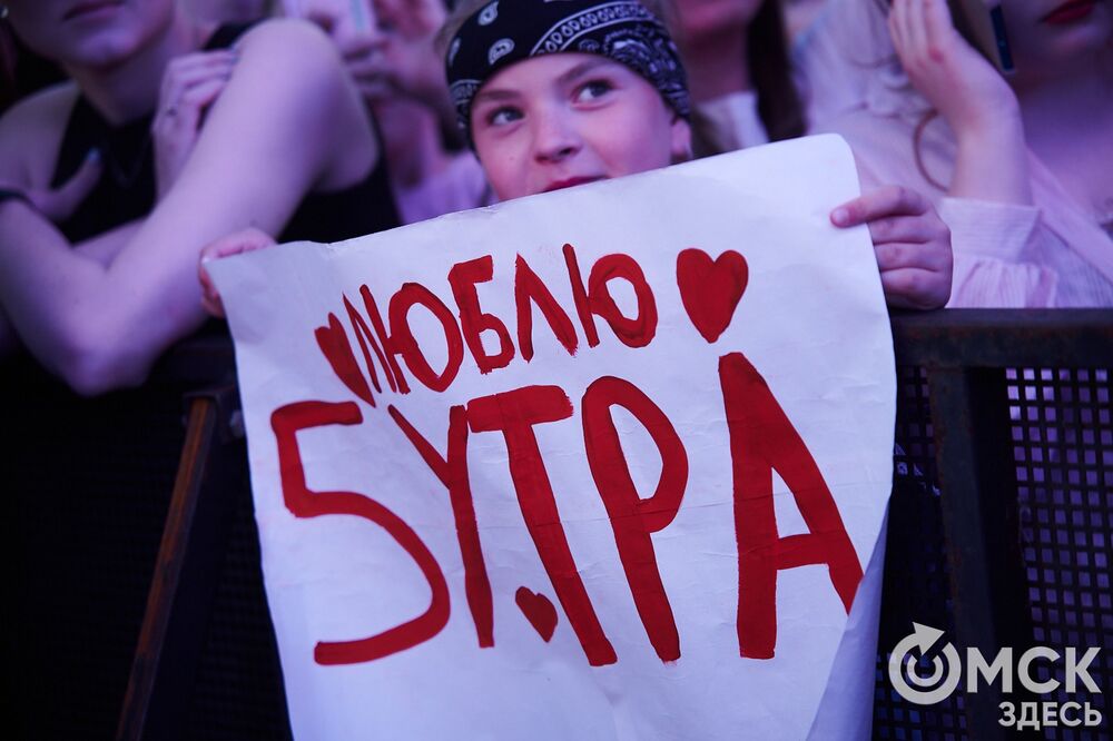 Десятки тысяч горожан посмотрели первый большой концерт в День молодёжи на Соборной площади. Фото: Илья Петров