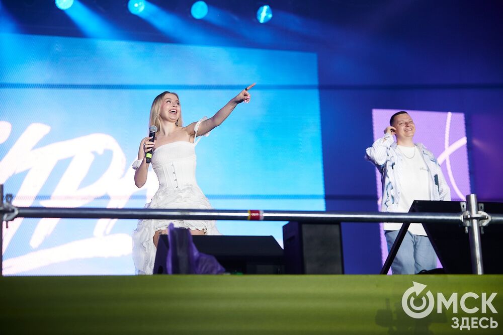 Десятки тысяч горожан посмотрели первый большой концерт в День молодёжи на Соборной площади. Фото: Илья Петров