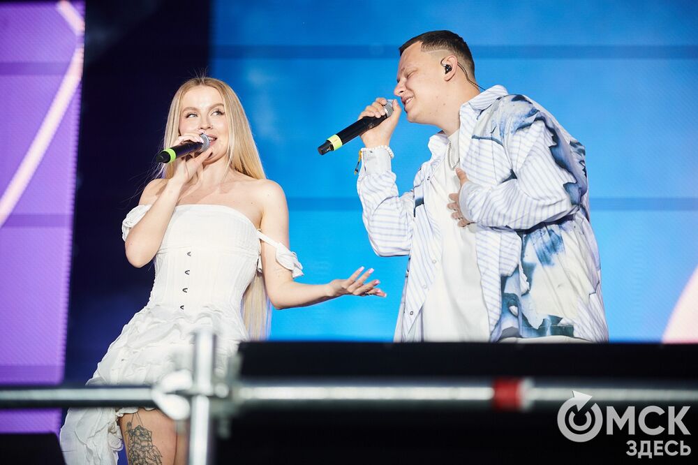 Десятки тысяч горожан посмотрели первый большой концерт в День молодёжи на Соборной площади. Фото: Илья Петров