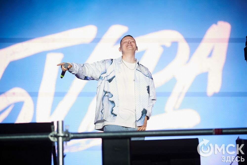 Десятки тысяч горожан посмотрели первый большой концерт в День молодёжи на Соборной площади. Фото: Илья Петров