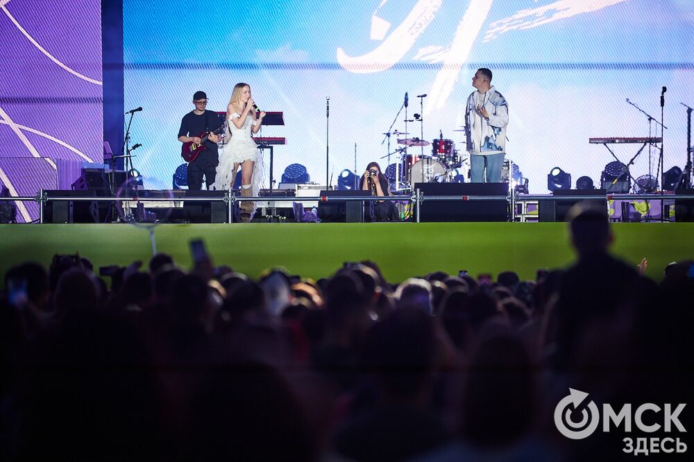 Десятки тысяч горожан посмотрели первый большой концерт в День молодёжи на Соборной площади. Фото: Илья Петров