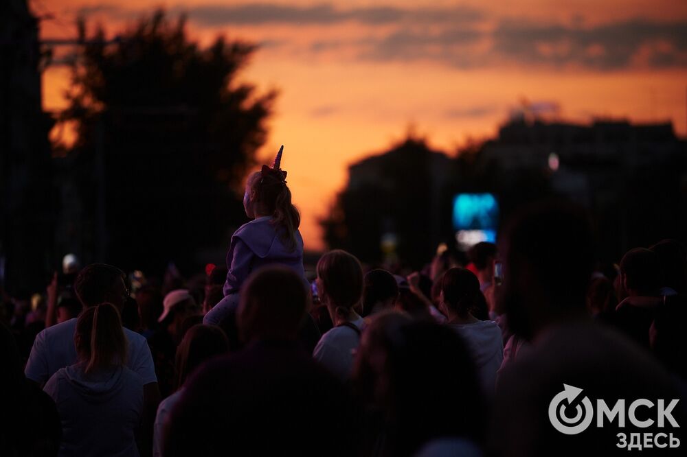 Десятки тысяч горожан посмотрели первый большой концерт в День молодёжи на Соборной площади. Фото: Илья Петров