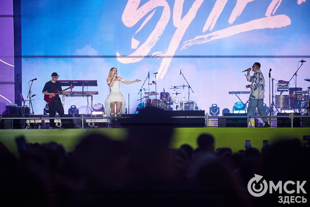 Десятки тысяч горожан посмотрели первый большой концерт в День молодёжи на Соборной площади. Фото: Илья Петров