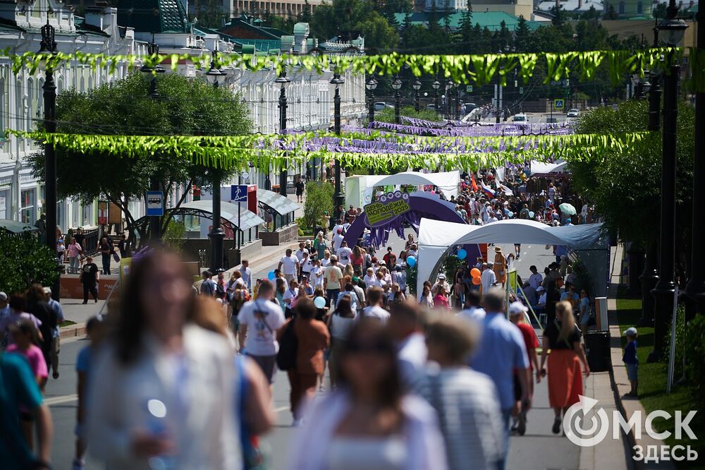 С 27 по 29 июня Омск отмечал День молодёжи. Мы прогулялись по Любинскому проспекту, чтобы собрать для вас самые интересные моменты праздничного дня. Фото: Илья Петров