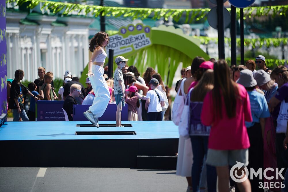 С 27 по 29 июня Омск отмечал День молодёжи. Мы прогулялись по Любинскому проспекту, чтобы собрать для вас самые интересные моменты праздничного дня. Фото: Илья Петров