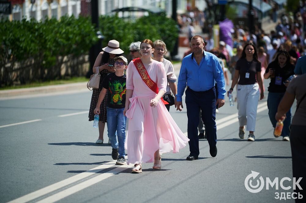 С 27 по 29 июня Омск отмечал День молодёжи. Мы прогулялись по Любинскому проспекту, чтобы собрать для вас самые интересные моменты праздничного дня. Фото: Илья Петров