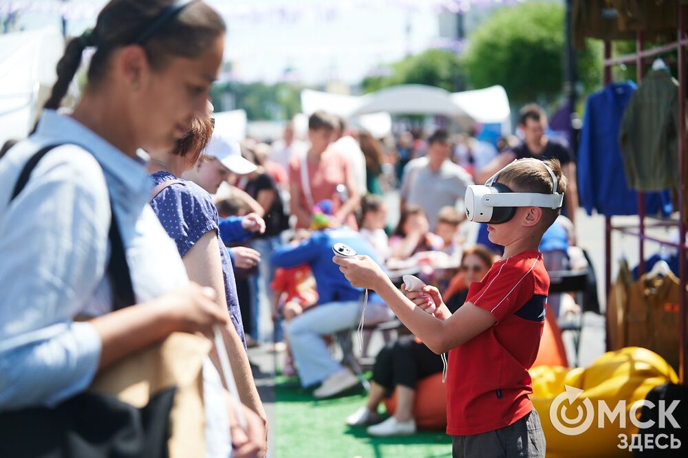 С 27 по 29 июня Омск отмечал День молодёжи. Мы прогулялись по Любинскому проспекту, чтобы собрать для вас самые интересные моменты праздничного дня. Фото: Илья Петров