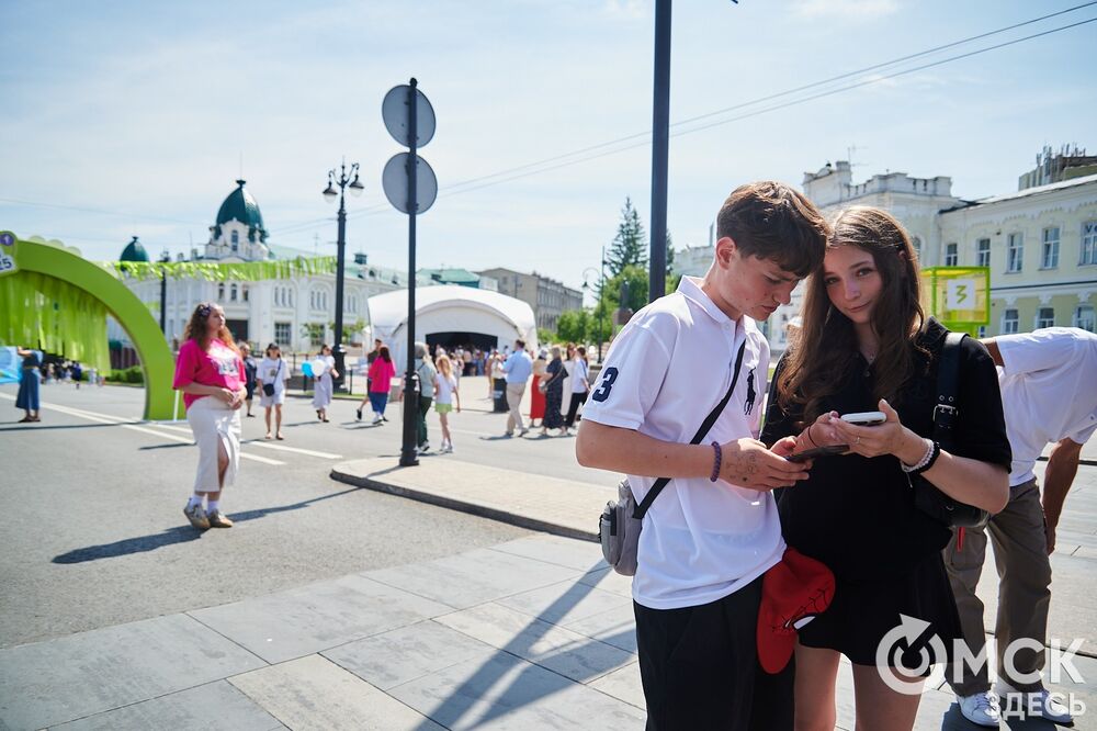 С 27 по 29 июня Омск отмечал День молодёжи. Мы прогулялись по Любинскому проспекту, чтобы собрать для вас самые интересные моменты праздничного дня. Фото: Илья Петров