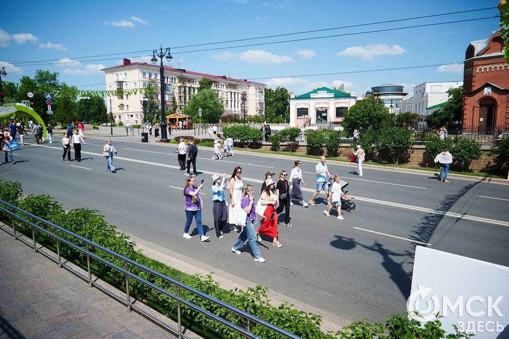 С 27 по 29 июня Омск отмечал День молодёжи. Мы прогулялись по Любинскому проспекту, чтобы собрать для вас самые интересные моменты праздничного дня. Фото: Илья Петров