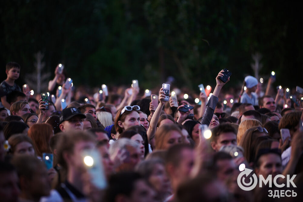 Концерт популярного певца стал кульминацией праздничной программы ко Дню молодёжи в Омске. Фото: Илья Петров