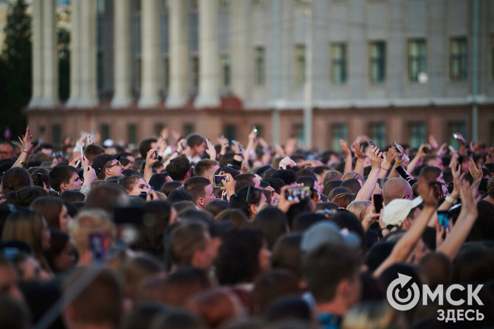 Концерт популярного певца стал кульминацией праздничной программы ко Дню молодёжи в Омске. Фото: Илья Петров